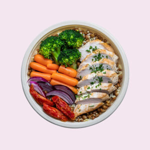 Arroz con legumbres, verduras y pechuga de pollo asada sobre cama de Teriyaki