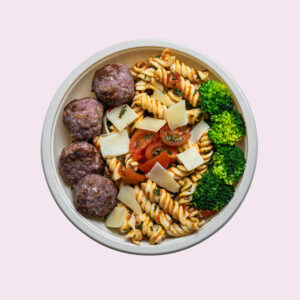 Pasta napolitana, brócoli y albóndigas asadas