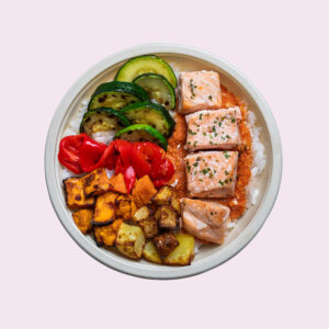 Arroz, verduras asadas y salmón sobre cama de romesco