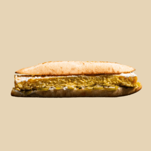 Bocadillo en pan rústico de tortilla de patata con pimientos