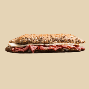 Bocadillo en pan rústico semillado de brie y bacon